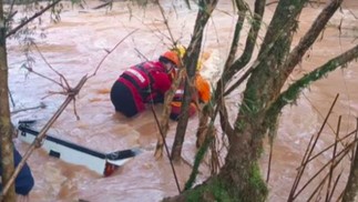 Corpo de Bombeiros do RS no resgate a uma das vítimas que acabaram arrastadas pela correnteza de dentro do carro — Foto: Divulgação / Corpo de Bombeiros RS