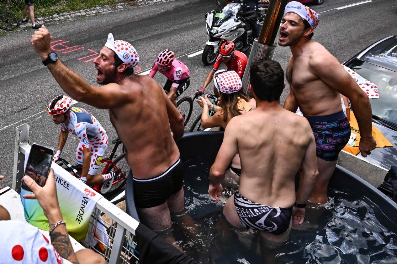 Calor pelo mundo: piscina de gelo entre Belfort e Le Markstein Fellering, no leste da França — Foto: Foto de Marco BERTORELLO / AFP)