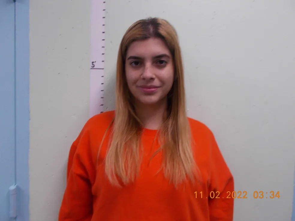 Letícia Maia Alvarenga: jovem sorriu ao ser presa pela polícia de imigração dos EUA, em Maine — Foto: Franklin County Sheriff's Office / Reprodução