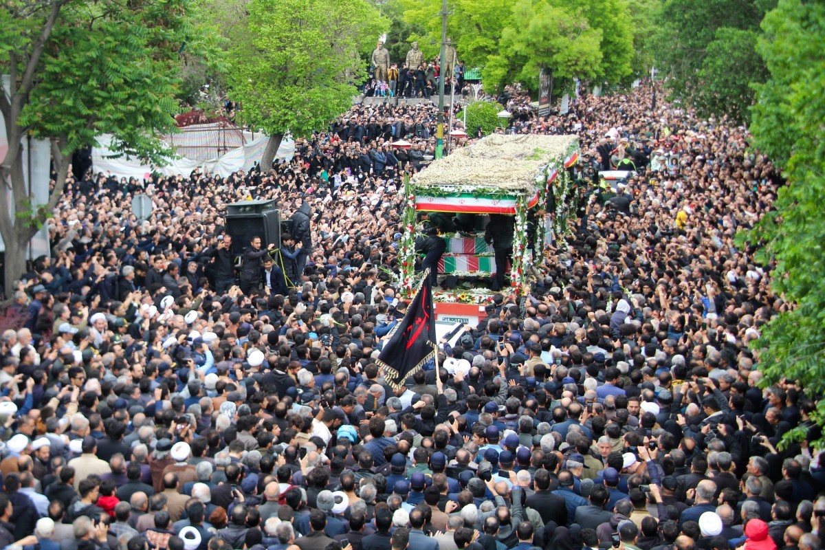 Dezenas de milhares de iranianos se reuniram nesta terça-feira para lamentar a morte do presidente Ebrahim Raisi e membros de sua comitiva que morreram em um acidente aéreo. — Foto: ATA DADASHIMOJ/News Agency/AFP