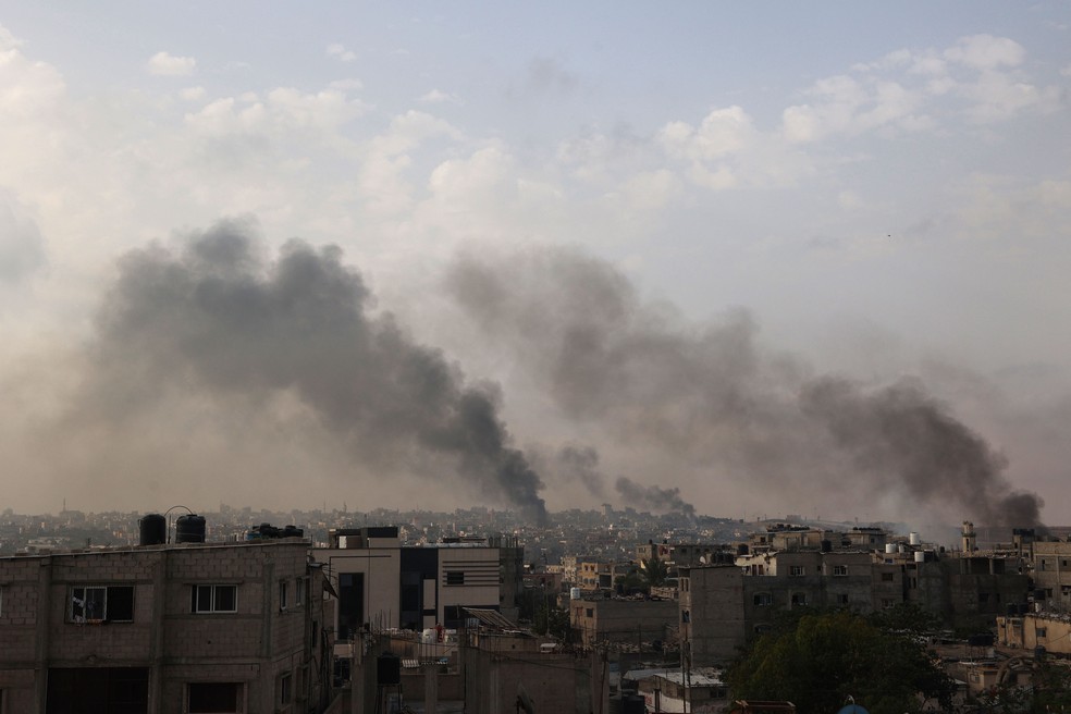 Fumaça sobe em áreas de Rafah após bombardeios israelenses — Foto: Eyad Baba/ AFP