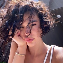 Bruna Marquezine posou sem maquiagem e exibiu beleza natural em foto — Foto: Reprodução Instagram