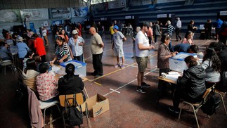 Pessoas fazem fila para votar em Santiago, em 17 de dezembro de 2023 — Foto: Javier TORRES / AFP