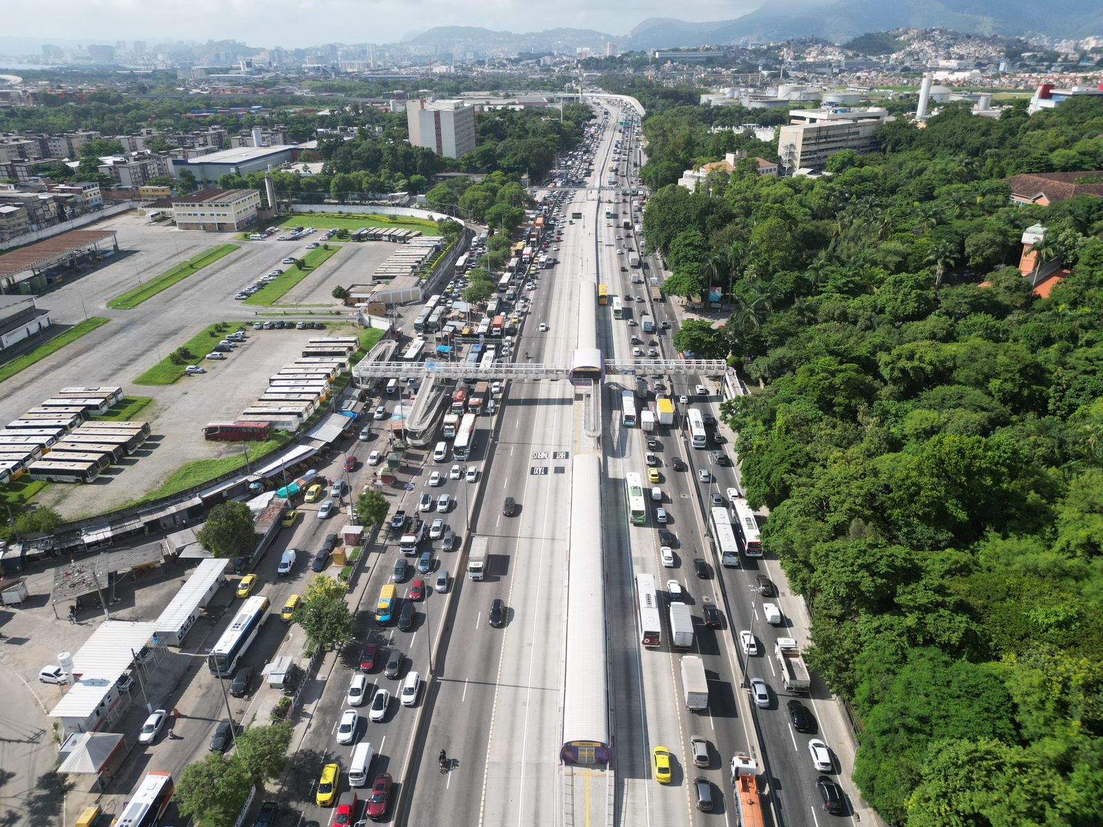 Avenida Brasil na altura da Fiocruz. Operação do novo corretor BRT Transbrasil dá início à calha segregada — Foto: Márcia Foletto/Agência O Globo