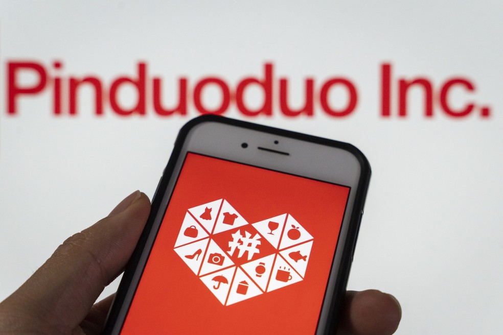 Logo e site do Pinduoduo, versão chinesa da Temu — Foto: Chan Long Hei/Bloomberg
