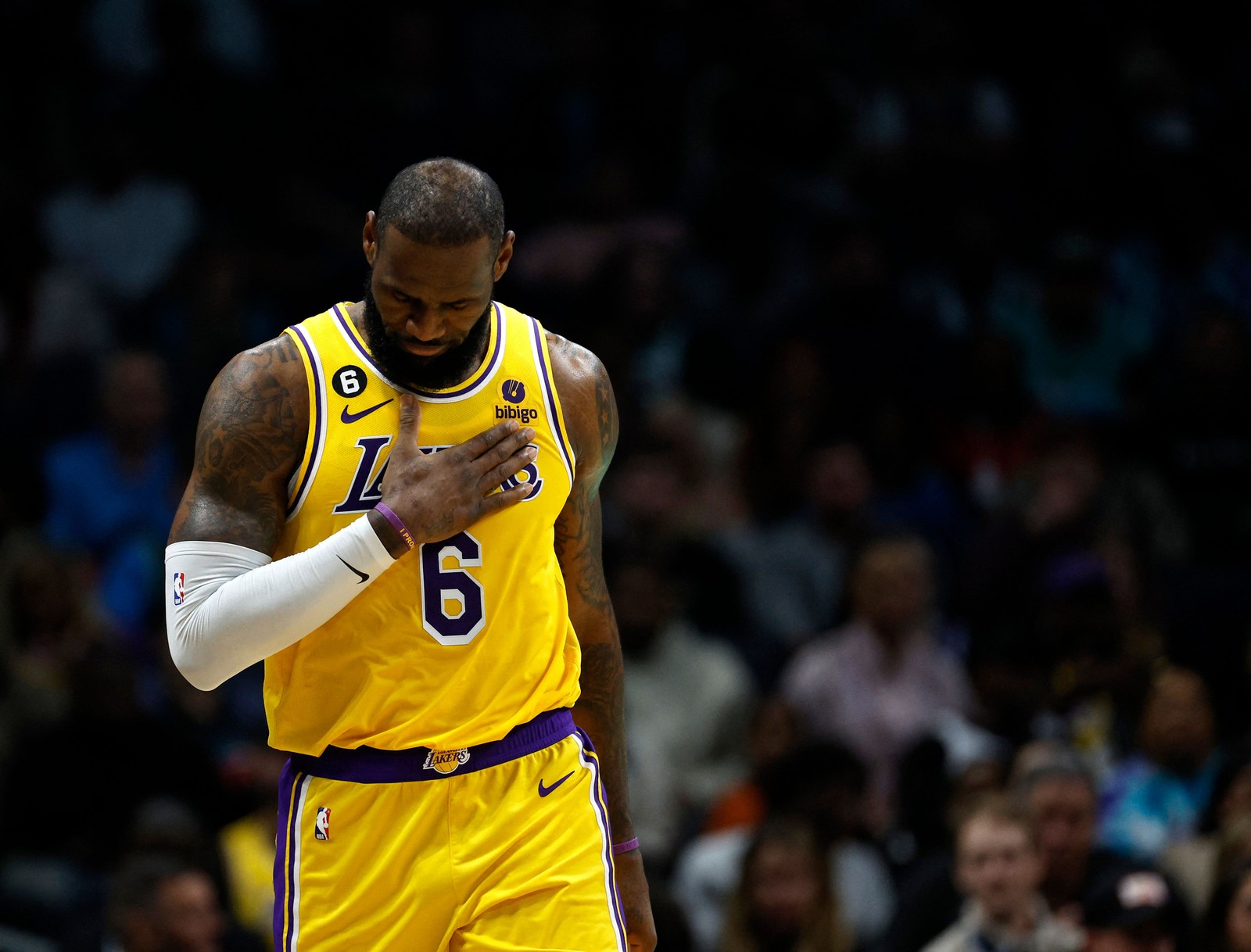 LeBron se tornou o maior artilheiro da história da NBA depois de passar a marca que Kareem Abdul-Jabbar mantinha desde 5 de abril de 1984 – mais de oito meses antes de James nascer — Foto: Jared C. Tilton / GETTY IMAGES via AFP