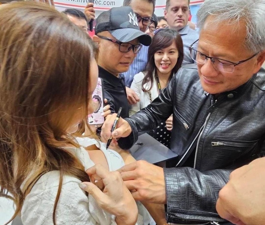 Huang, líder da Nvidia, atende pedido de fã para autografar seu peito