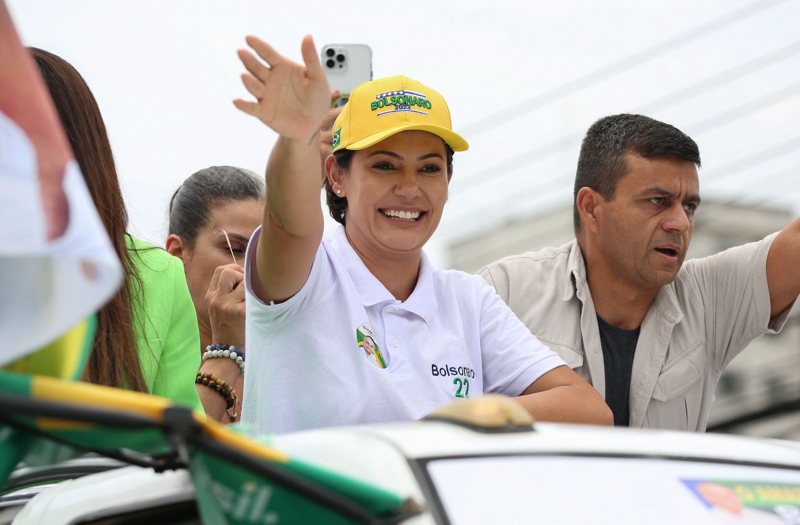 Michelle Bolsonaro acena para apoiadores a caminho do evento "Mulheres pelo Brasil", em Manaus — Foto: Michael DANTAS / AFP