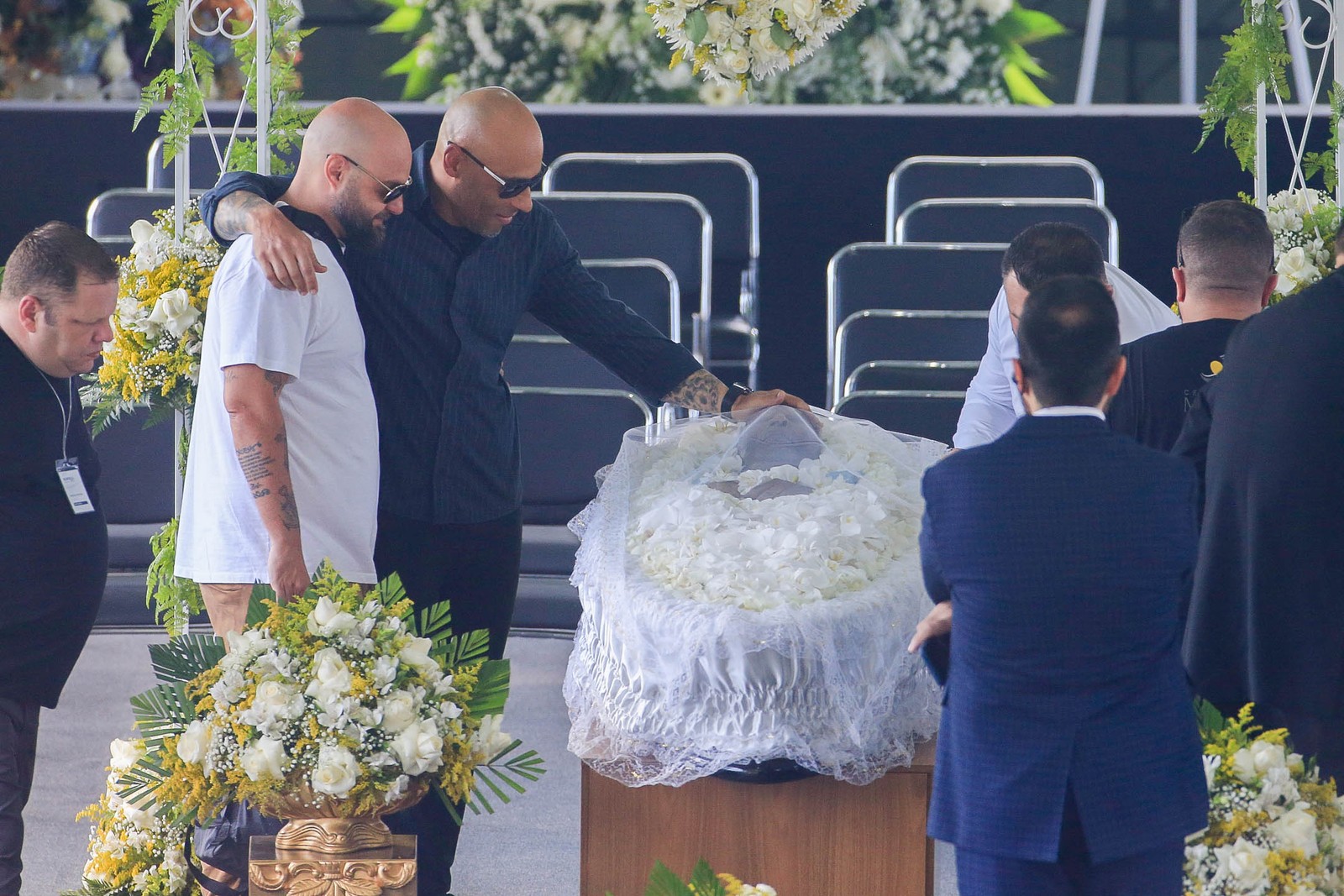 Edinho, filho de Pelé, se despede do Rei na Vila Belmiro.  — Foto: Edilson Dantas / O Globo