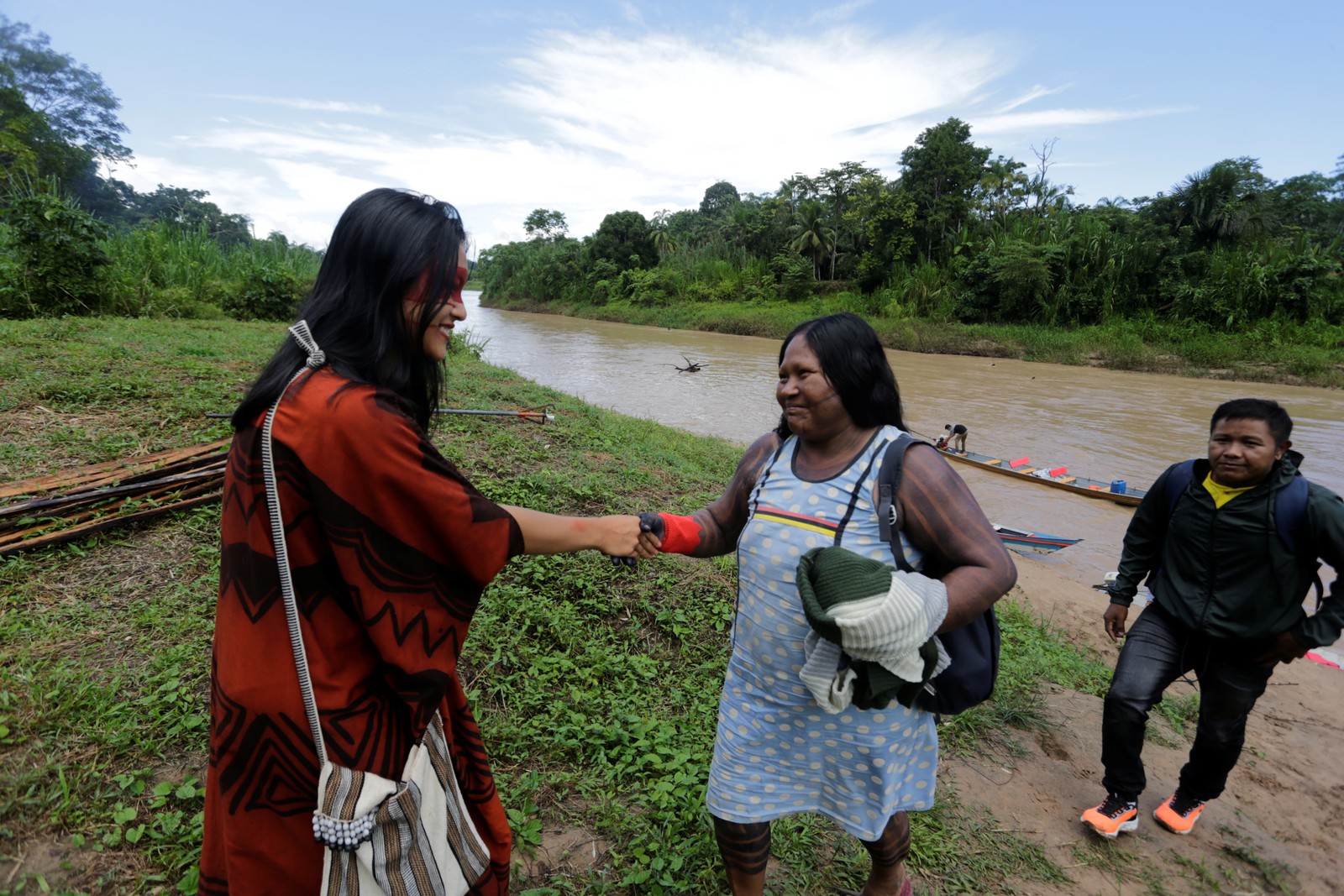 A recepção dos asheninka aos kayapó contou com lideranças femininas da Aldeia Apiwtxa, na Terra Indíngena Kampa do Rio Amônia  — Foto: Domingos Peixoto / Agência O Globo