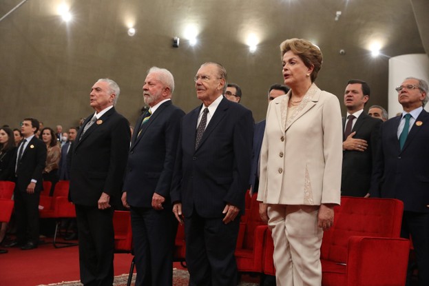 Os ex-presidentes Michel Temer, Luiz Inácio Lula da Silva, José Sarney e Dilma Rousseff durante posse do ministro Alexandre de Moraes como presidente do TSE