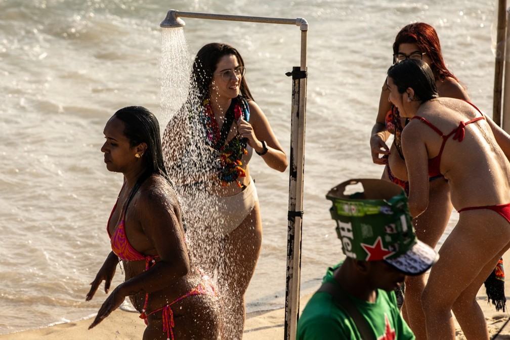 Final da tarde foi cheio no Arpoador, na praia de Ipanema — Foto: Ana Branco/Agência O Globo