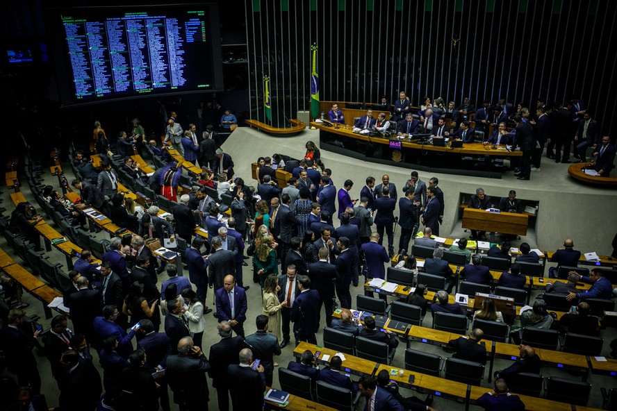 O plenário da Câmara na noite desta quarta-feira, quando foi aprovada a regulamentação da Reforma Tributária