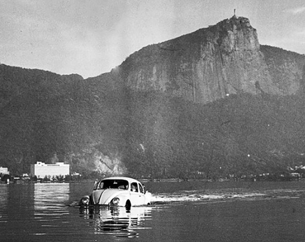 Um Fusca anfíbio na Lagoa Rodrigo de Freitas — Foto: Arquivo