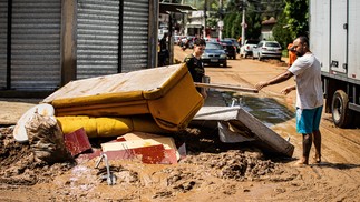 Nova Iguaçu foi atingida por chuva forte na noite desta quarta. — Foto: Hermes de Paula / Agência O Globo