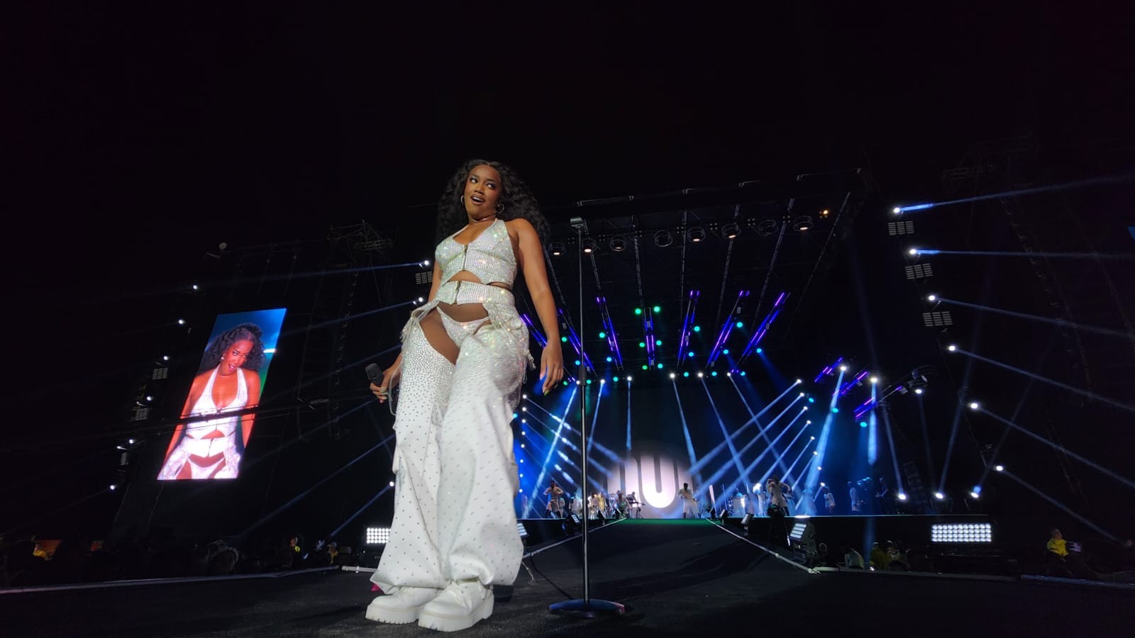 Reveillon 2023 em Copacabana - Show da cantora Iza no palco principal — Foto: Lucas Tavares / Agência O Globo