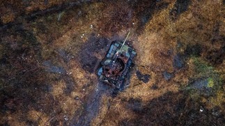 Tanque destruído em um campo na vila de Kamenka, região de Kharkiv. Aumenta a pressão por um cessar-fogo depois de 1 ano de guerra na Ucrânia — Foto: IHOR TKACHOV/AFP