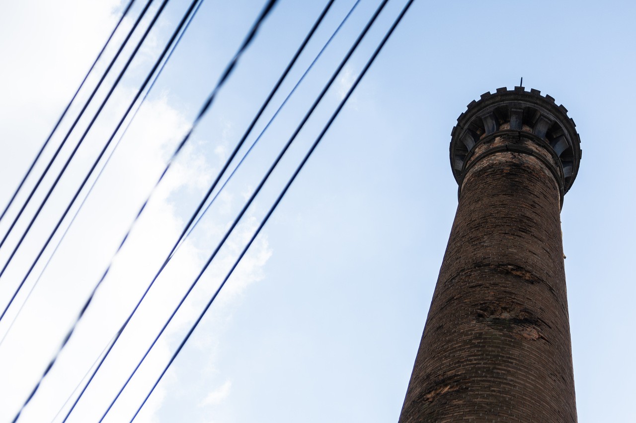 Chaminé da Luz tem marcas de balas de canhão. Em frente, ficava o Quartel das Forças Revolucionárias de 1924 - hoje, o local é o Quartel da Rota — Foto: Maria Isabel Oliveira/Agência O Globo