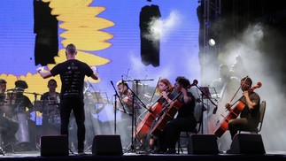 Orquestra Maré do Amanhã se apresenta durante festival que cobra justiça pela morte da vereadora e de seu motorista — Foto: Alexandre Cassiano / Agência O Globo