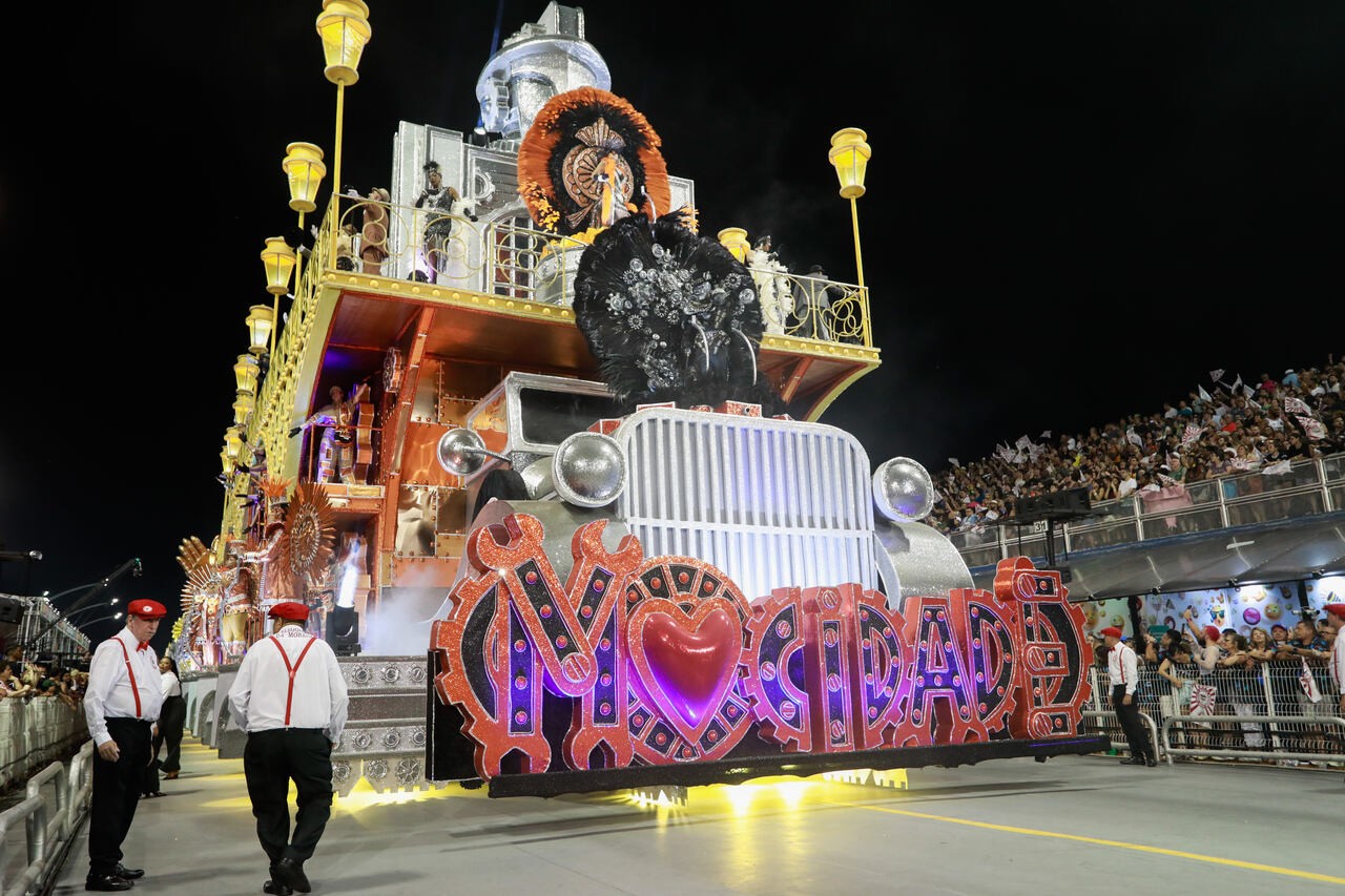 A Mocidade Alegre homenageou Mário de Andrade — Foto: Edilson Dantas/Agência O Globo