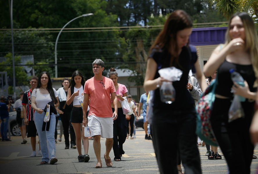 Frequência escolar de mulheres brancas é 12 pontos percentuais maior que a de pretas ou pardas no Brasil