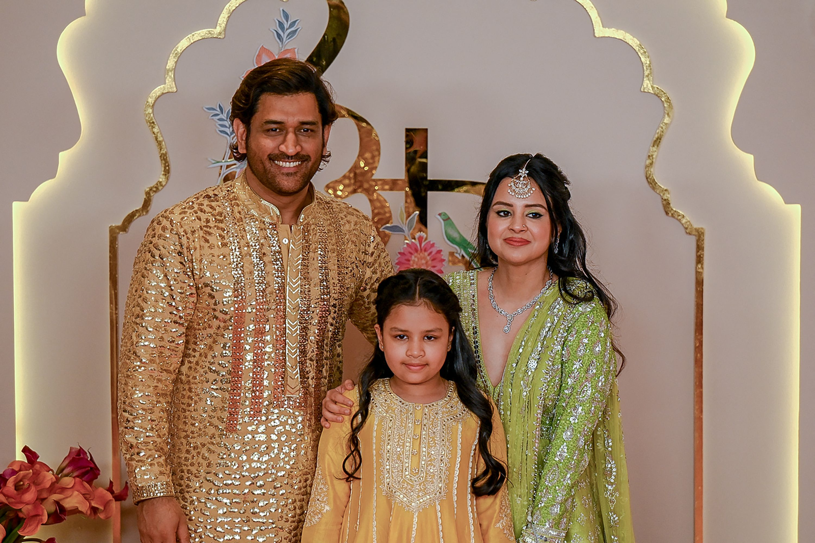 Ex-jogador de cricket, Mahendra Singh Dhoni leva a família para megacasamento — Foto: AFP