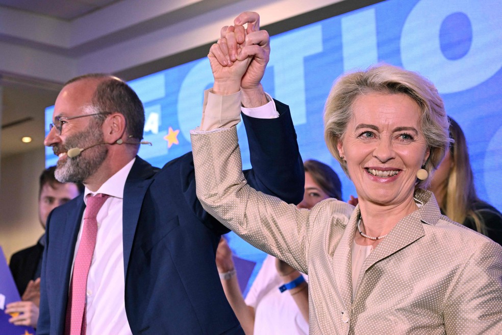 Presidente da Comissão Europeia, Ursula von der Leyen, e presidente do EPP, Manfred Weber, comemoram os resultados das eleições para o Parlamento Europeu — Foto: JOHN THYS / AFP