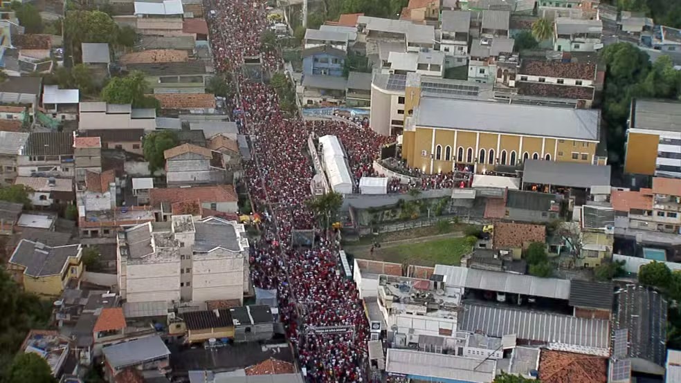 Multidão se reúne em Quintino, no Rio de Janeiro, para a festa de São Jorge - Foto: Reprodução/TV Globo