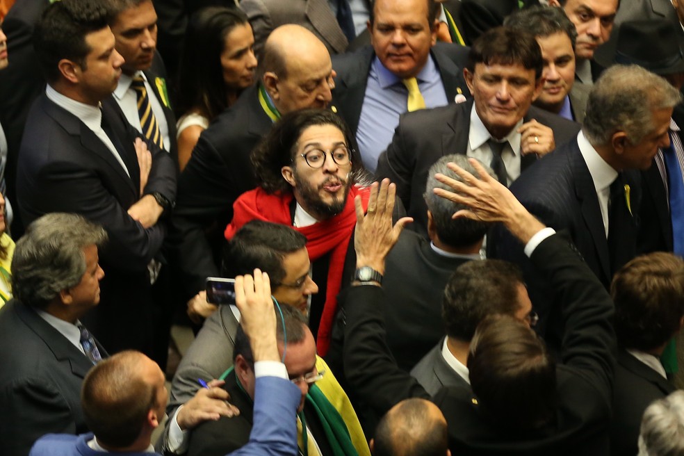 O então deputado Jean Wyllys (PSOL-RJ) cuspiu em direção ao colega de Câmara Jair Bolsonaro — Foto: Diego Vara / AGÊNCIA RBS / AG. O GLOBO