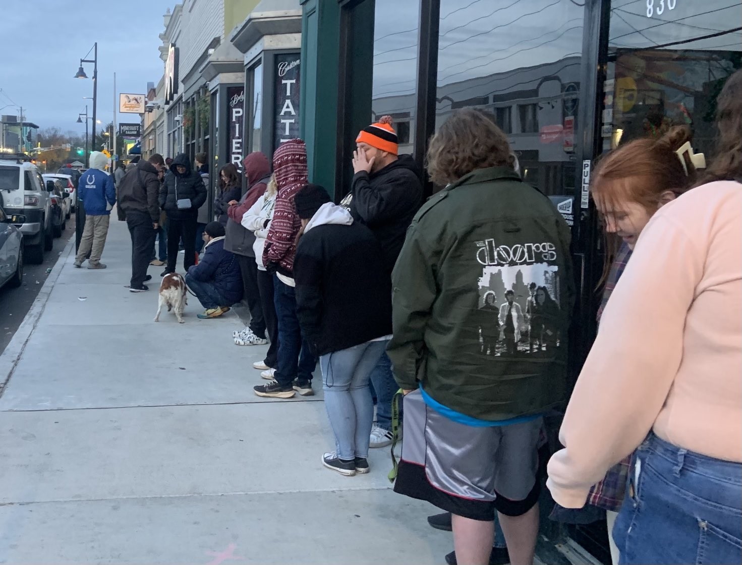 Indy CDs and Vinyl, loja especializada em artigos musicais, tem fila desde cedo nos Estados Unidos — Foto: Reprodução/Twitter