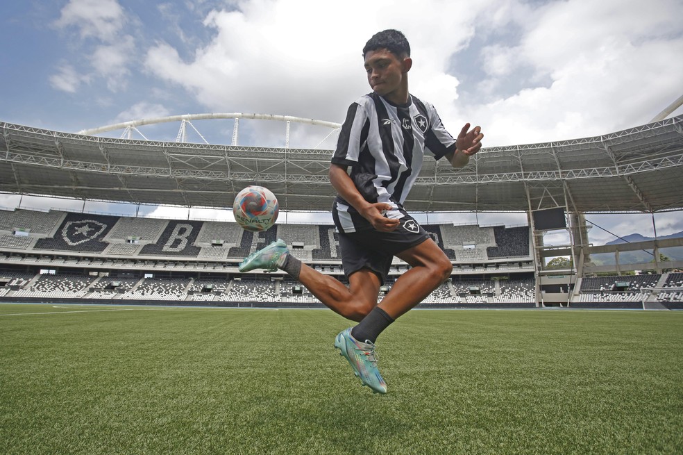 Caio Valle, Sub-17, do Botafogo — Foto: Custódio Coimbra