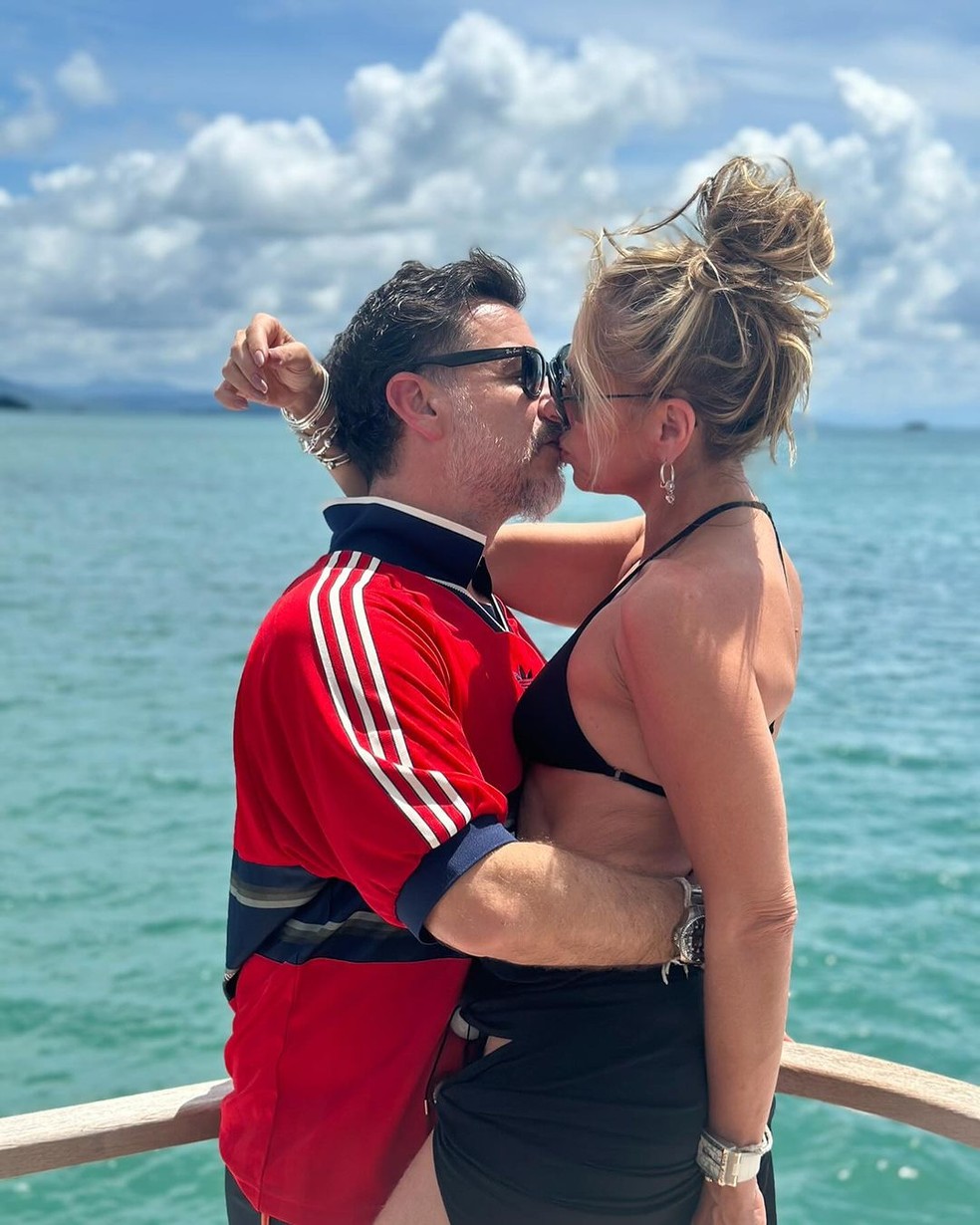 Adriane Galisteu celebrou 13 anos de casamento com Alexandre Iódice — Foto: Reprodução Instagram