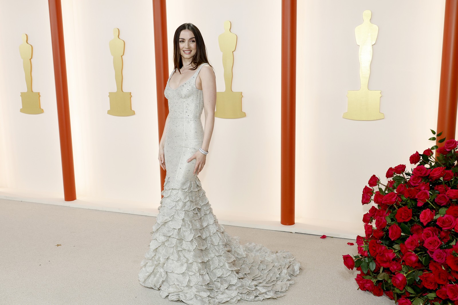 Ana de Armas veste Louis Vuitton: vestido branco — Foto: Getty Images