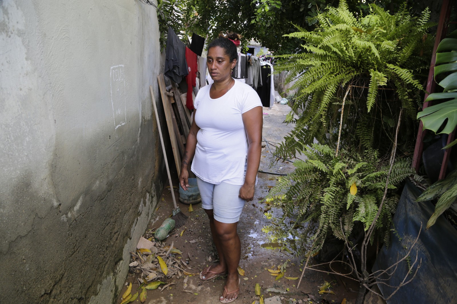 Desempregada aos 44 anos, criando sozinha três dos quatro filhos — o mais novo, de 3 anos, é autista — Foto: Domingos Peixoto