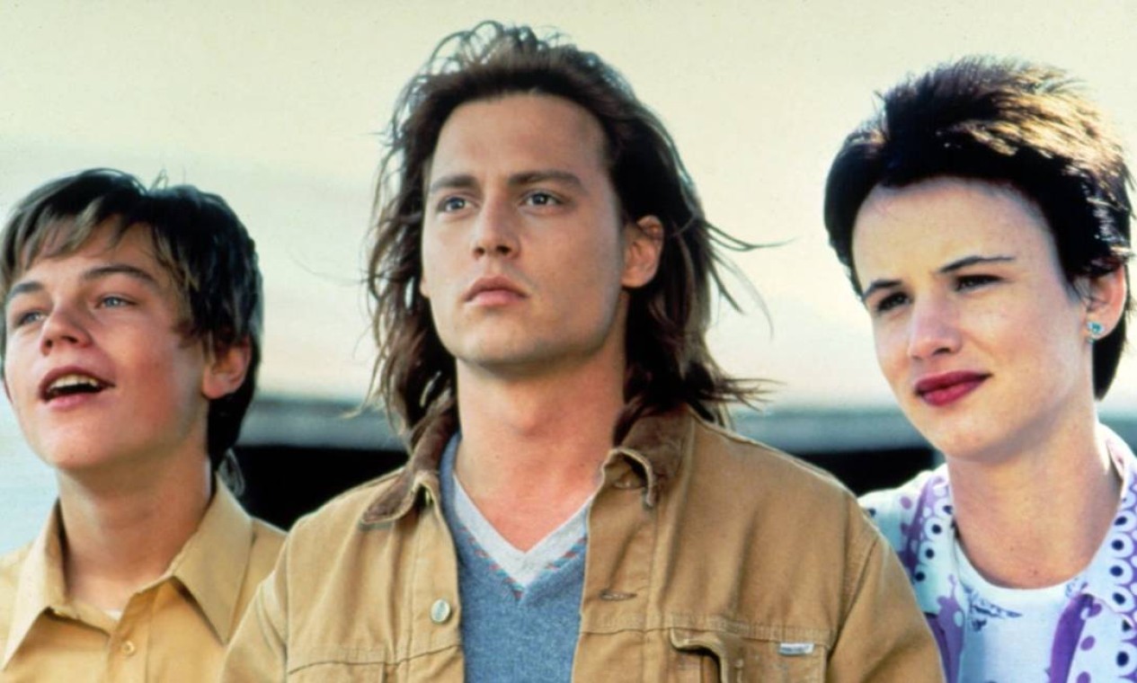 Johnny Depp em cena do filme 'Gilbert Grape - Aprendiz de Sonhador' (1993), entre Leonardo DiCaprio e Juliette Lewis  — Foto: Divulgação