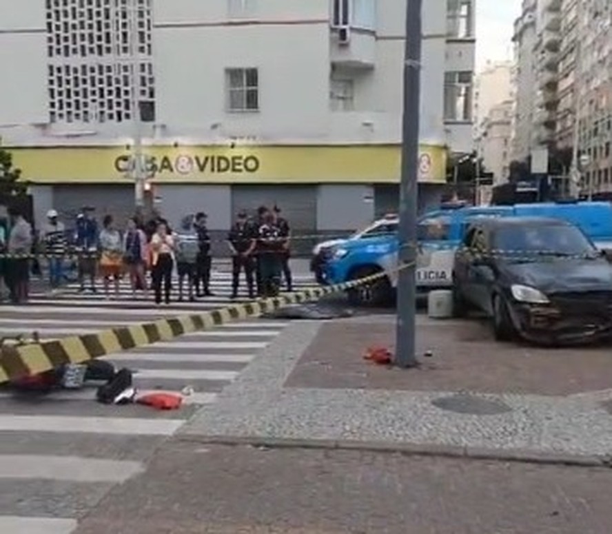 Esquina entre as avenidas Nossa Senhora de Copacabana e Princesa Isabel, com carro batido, moto caída e corpo no chão