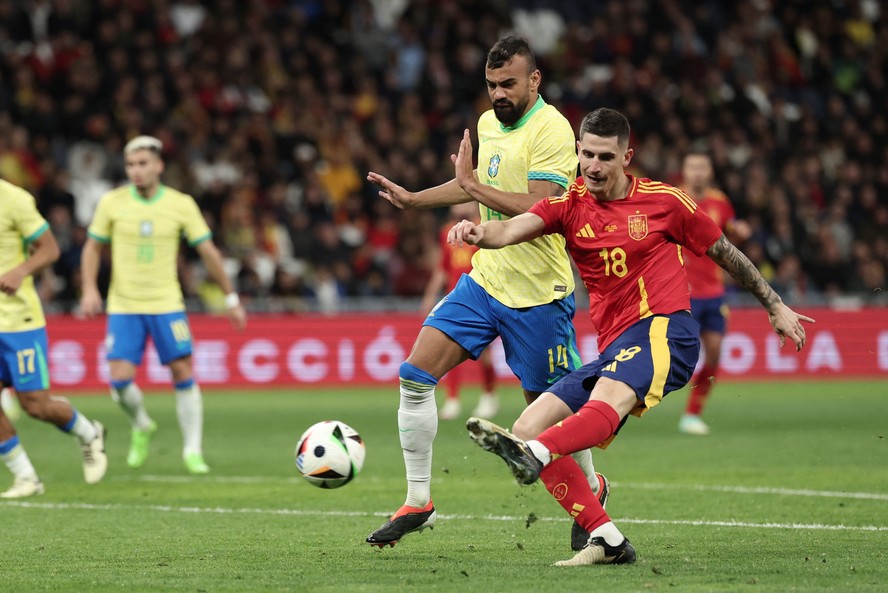 Fabrício Bruno, do Flamengo, em ação pela seleção brasileira contra a Espanha