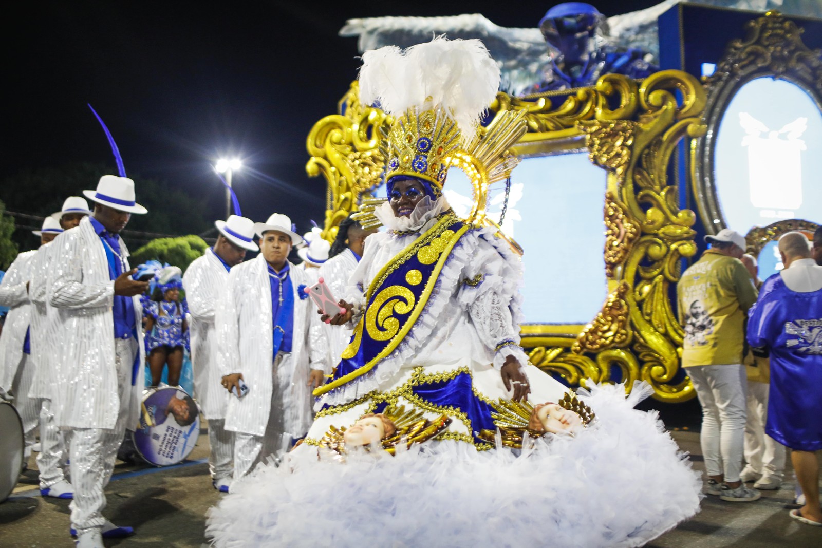 Nilcéa sustenta uma das fantasias mais quentes do carnaval carioca por cerca de 2 horas a cada vez que desfila — Foto: Guito Moreto/Agência O Globo