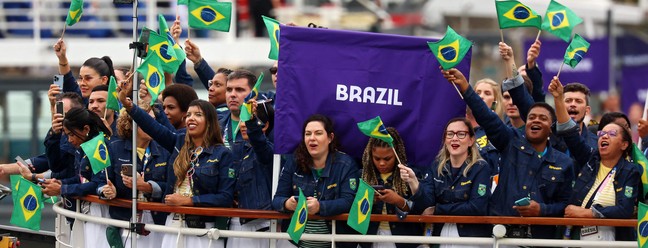 Atletas do Brasil desfilam na cerimônia de abertura dos Jogos Olímpicos de Paris — Foto: Michael Reaves / POOL / AFP