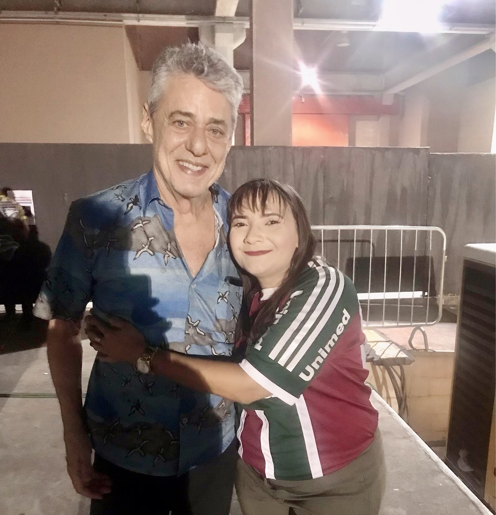 Monalyza Alencar com o ídolo, Chico Buarque, num show dele — Foto: Acervo pessoal