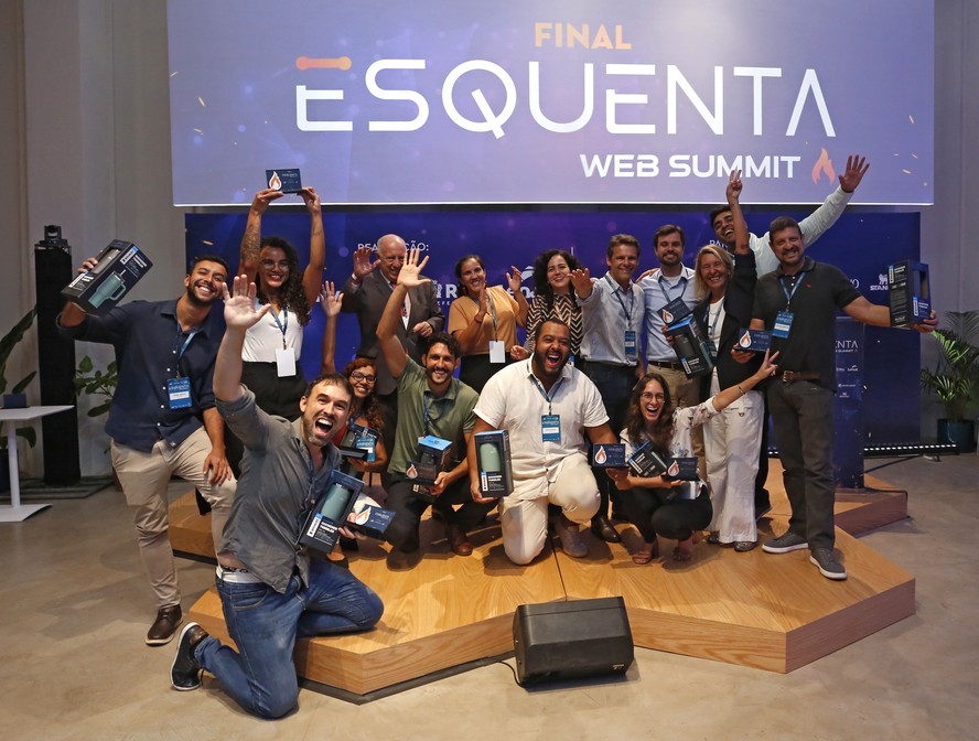 Autoridades e representantes das startups vencedoras da batalha promovida pelo Esquenta Web Summit