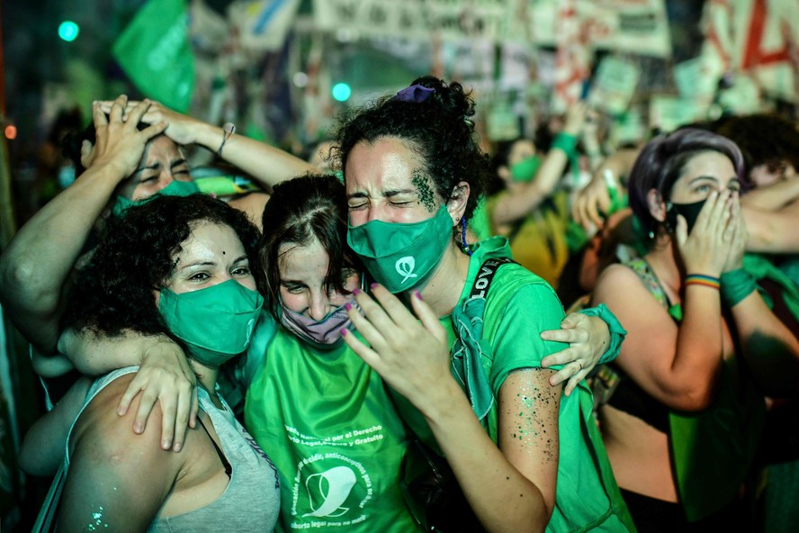 Ativistas argentinas comemoram legalização do aborto no país em 2020 em Buenos Aires