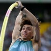 Chorzow, na Polônia: Armand Duplantis se supera e bate o recorde mundial, que era dele próprio, neste domingo - Sergei GAPON / AFP