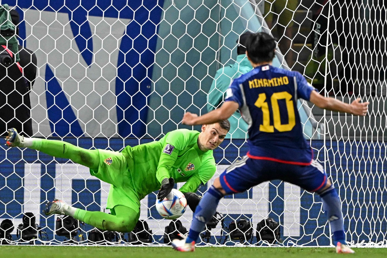 Dominik Livakovicdefende o pênalti do meio-campista do Japão Takumi Minamino. Foram 3 no total — Foto: OZAN KOSE/AFP