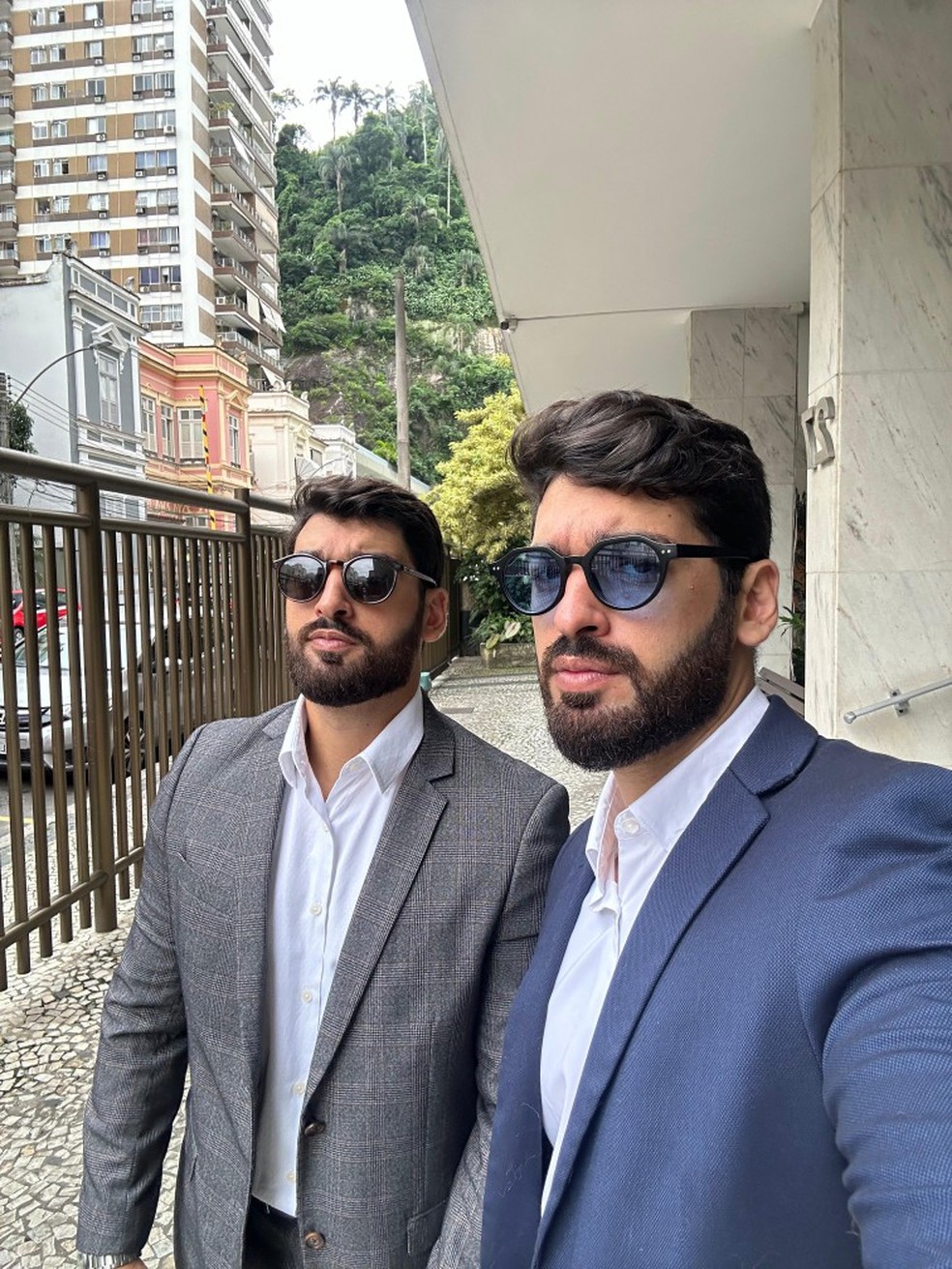 Dielo e Diego Eiras: irmãos gêmeos têm dificuldades para abrir conta de banco e comprovar autenticidade de documentos. — Foto: Arquivo pessoal