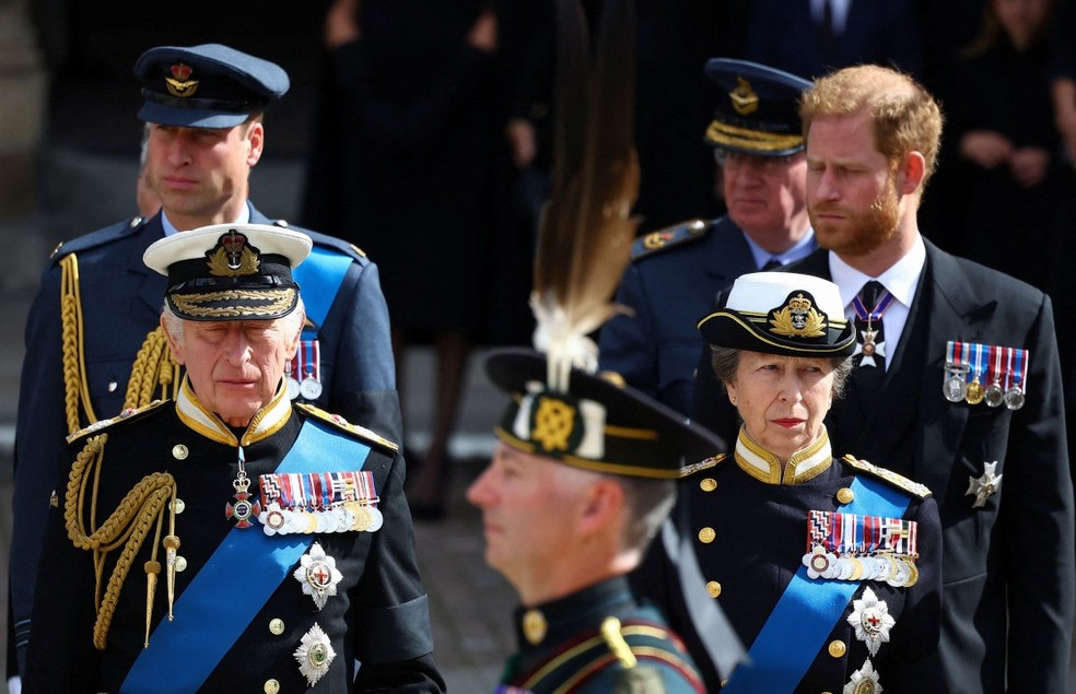 Harry e William, no fundo, atrás de seu pai, o rei Charles, e de sua tia, a princesa Anne — Foto: HANNAH MCKAY/AFP