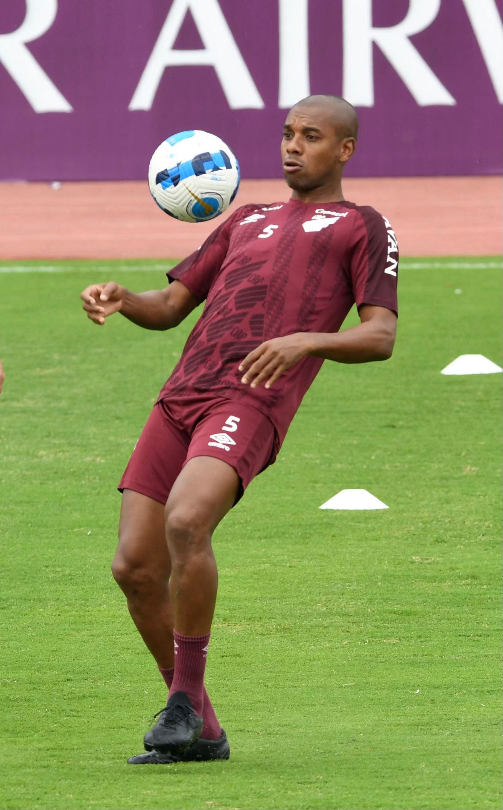 Fernandinho, 37 anos, em treino do Athletico, clube que o revelou — Foto: Gerardo MENOSCAL / AFP