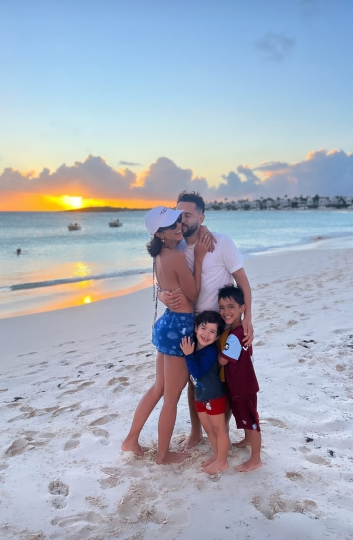 Marilia Nery e Everton Ribeiro em viagem romântica acompanhados dos filhos — Foto: Reprodução Instagram