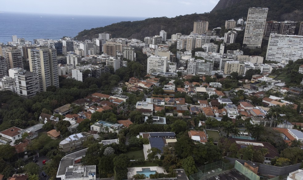 Jardim Pernambuco, no Leblon, tem ao menos 12 mansões à venda — Foto: Márcia Foletto/Agência O Globo