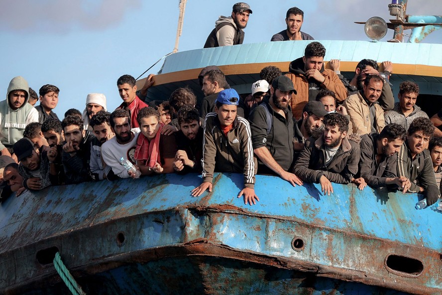 Refugiados e imigrantes resgatados a bordo de um barco na cidade de Paleochora, sudoeste da ilha de Creta.